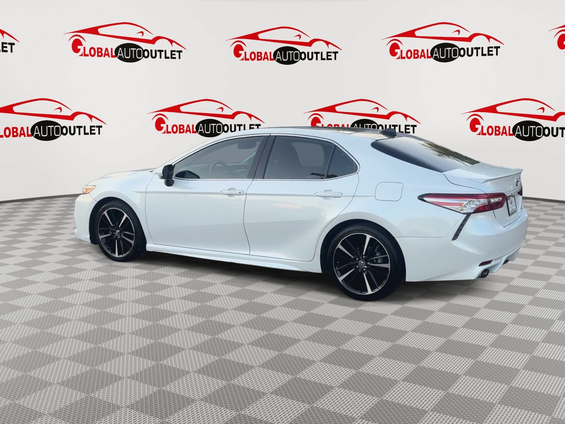 Used 2020 Toyota Camry XSE FWD image 6