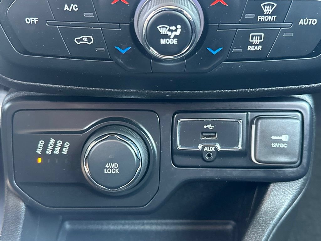Used 2018 Jeep Renegade Latitude AWD/4WD image 22