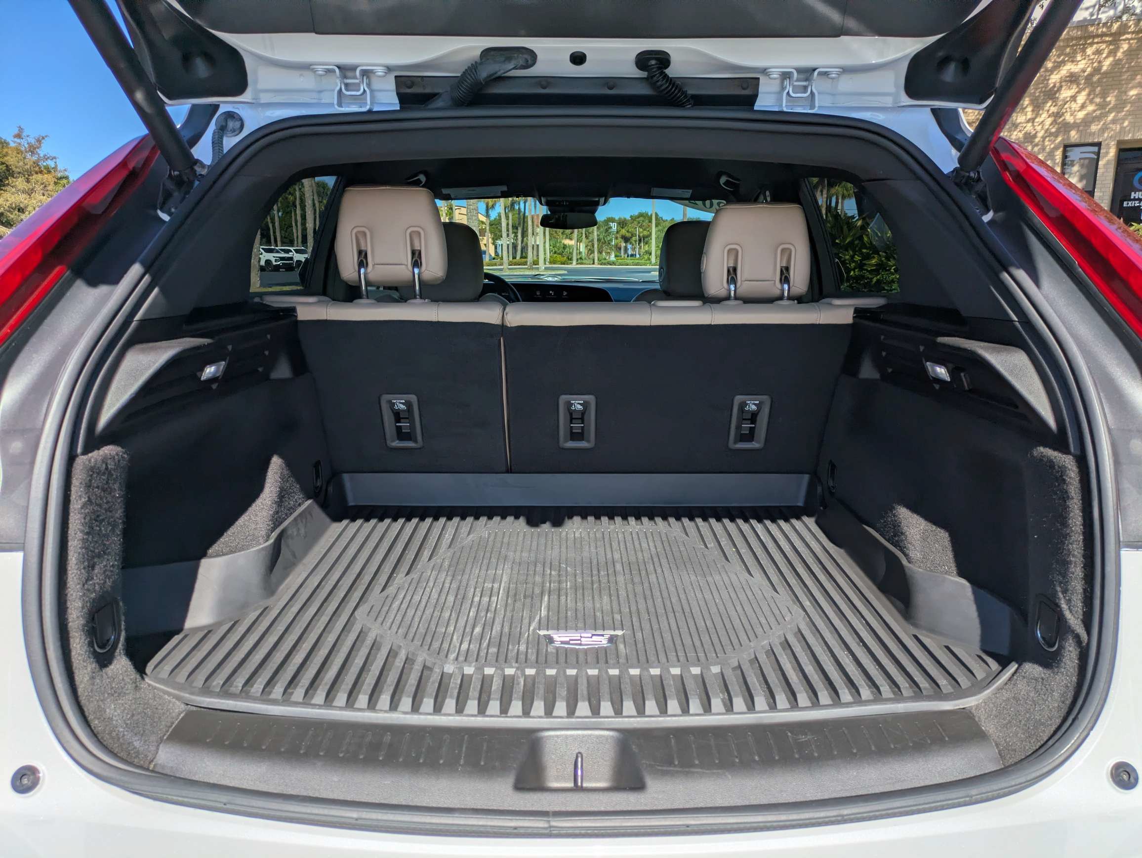 Used 2024 Cadillac XT4 Luxury w/ Cold Weather Package FWD image 9