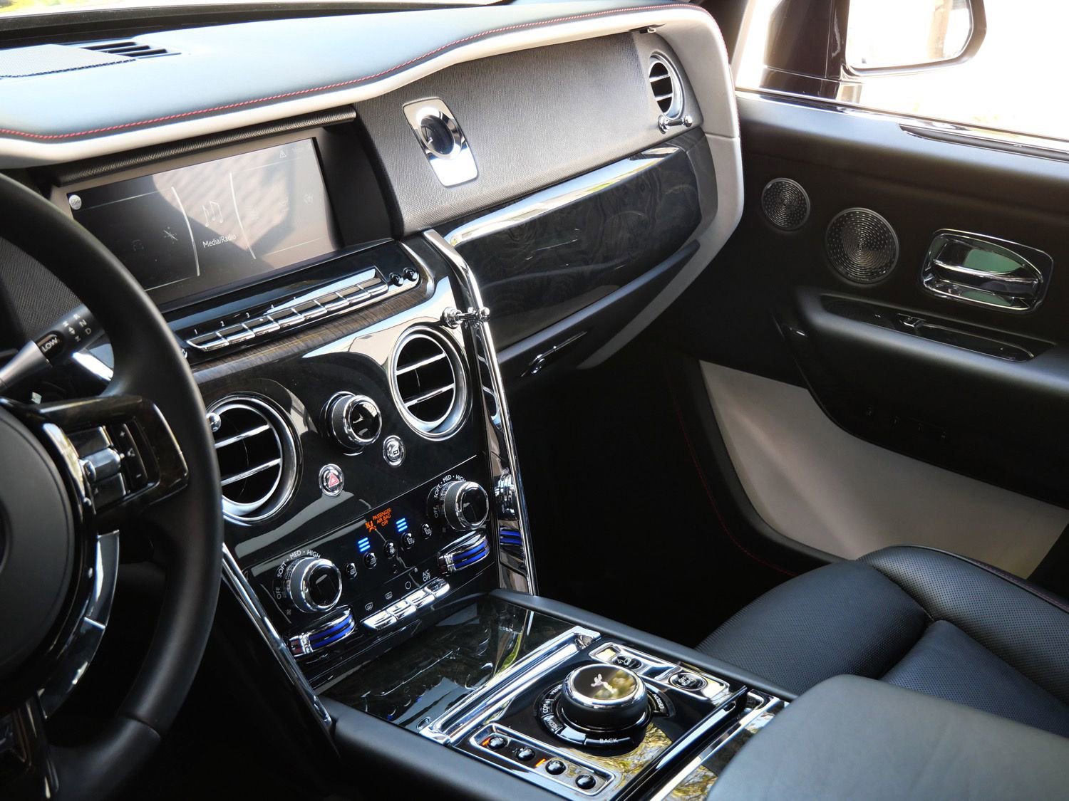 Certified 2022 Rolls-Royce Cullinan w/ Cullinan Package AWD/4WD image 29