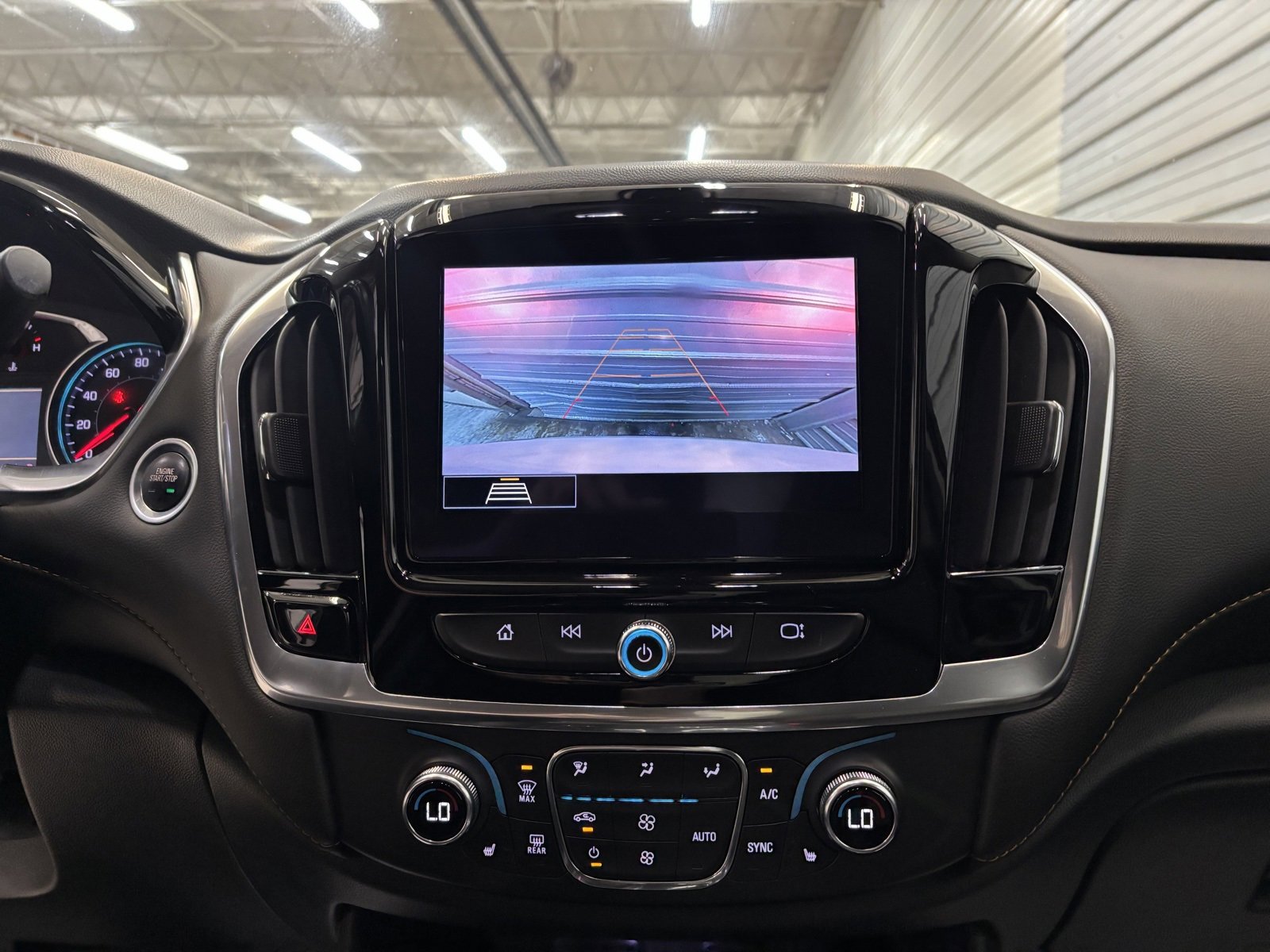 Used 2021 Chevrolet Traverse LT image 19