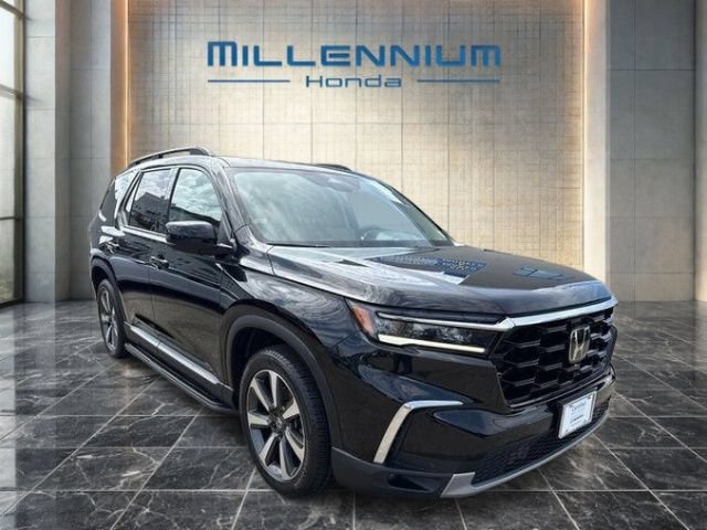 Certified 2023 Honda Pilot Touring image 2