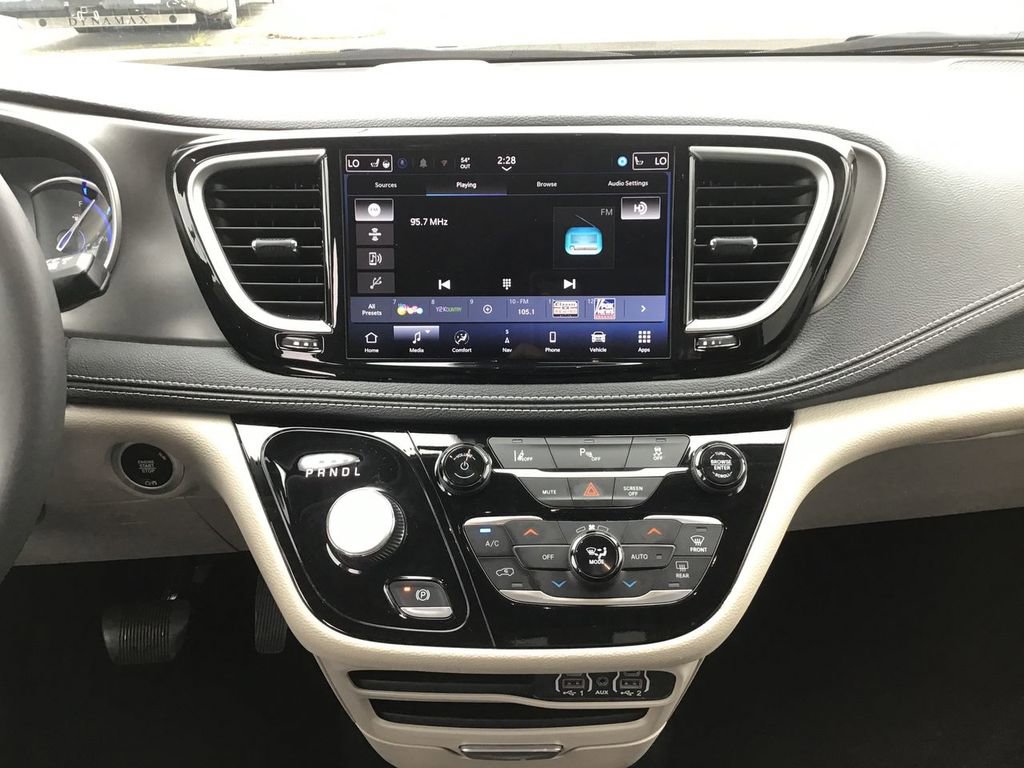 Used 2024 Chrysler Pacifica Select image 14