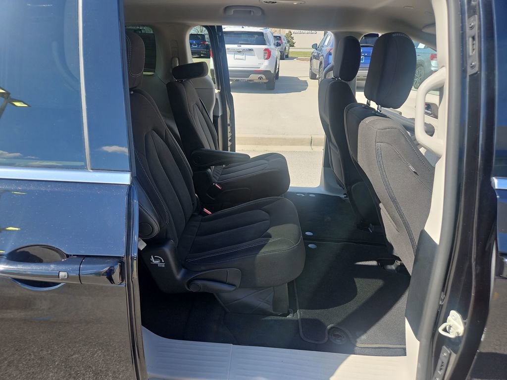 Used 2024 Chrysler Voyager LX image 30