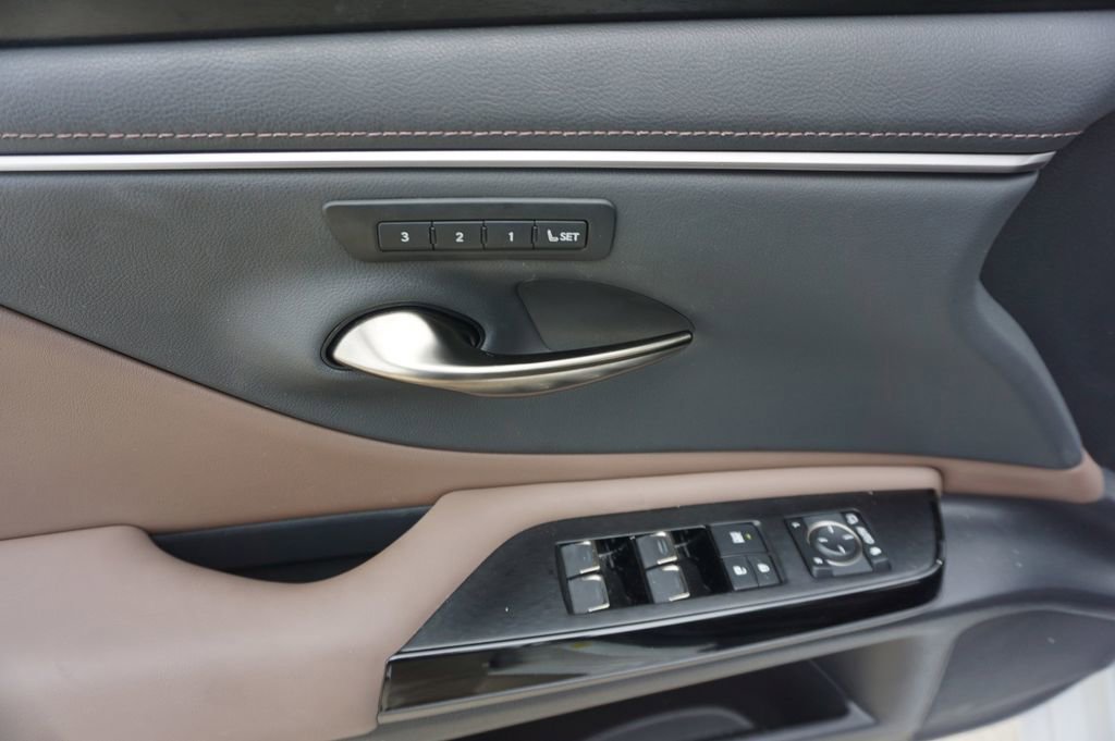 Used 2023 Lexus ES 350 w/ Premium Package FWD image 4