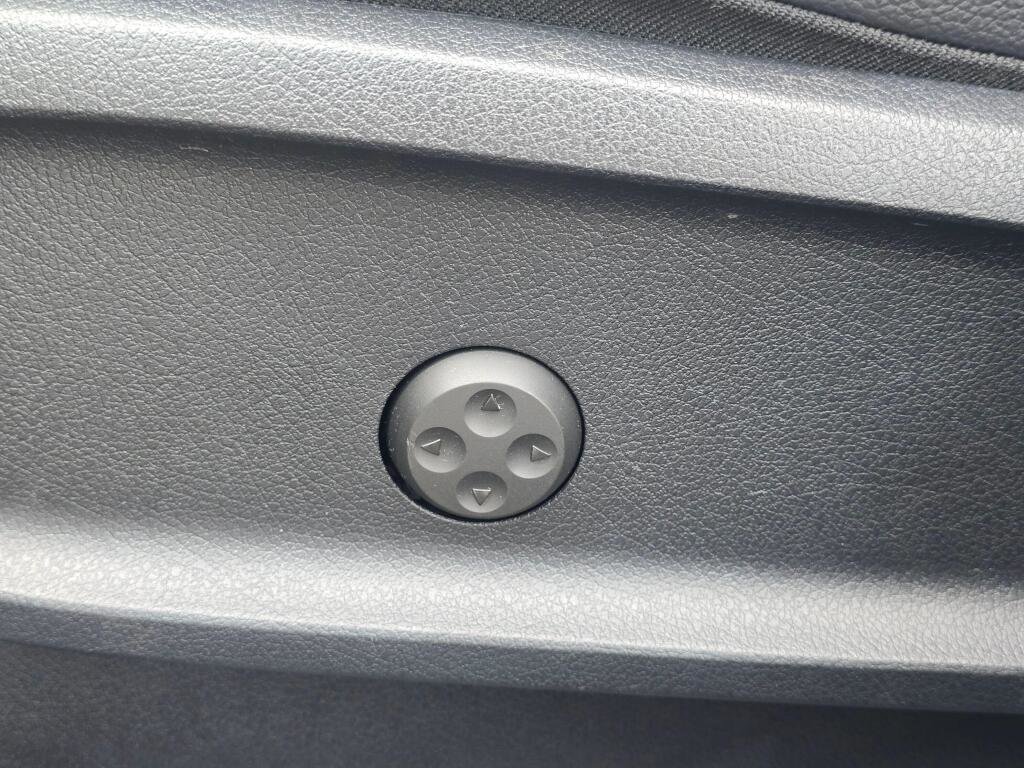 Used 2023 Mercedes-Benz GLB 250 4MATIC w/ Premium Package image 38