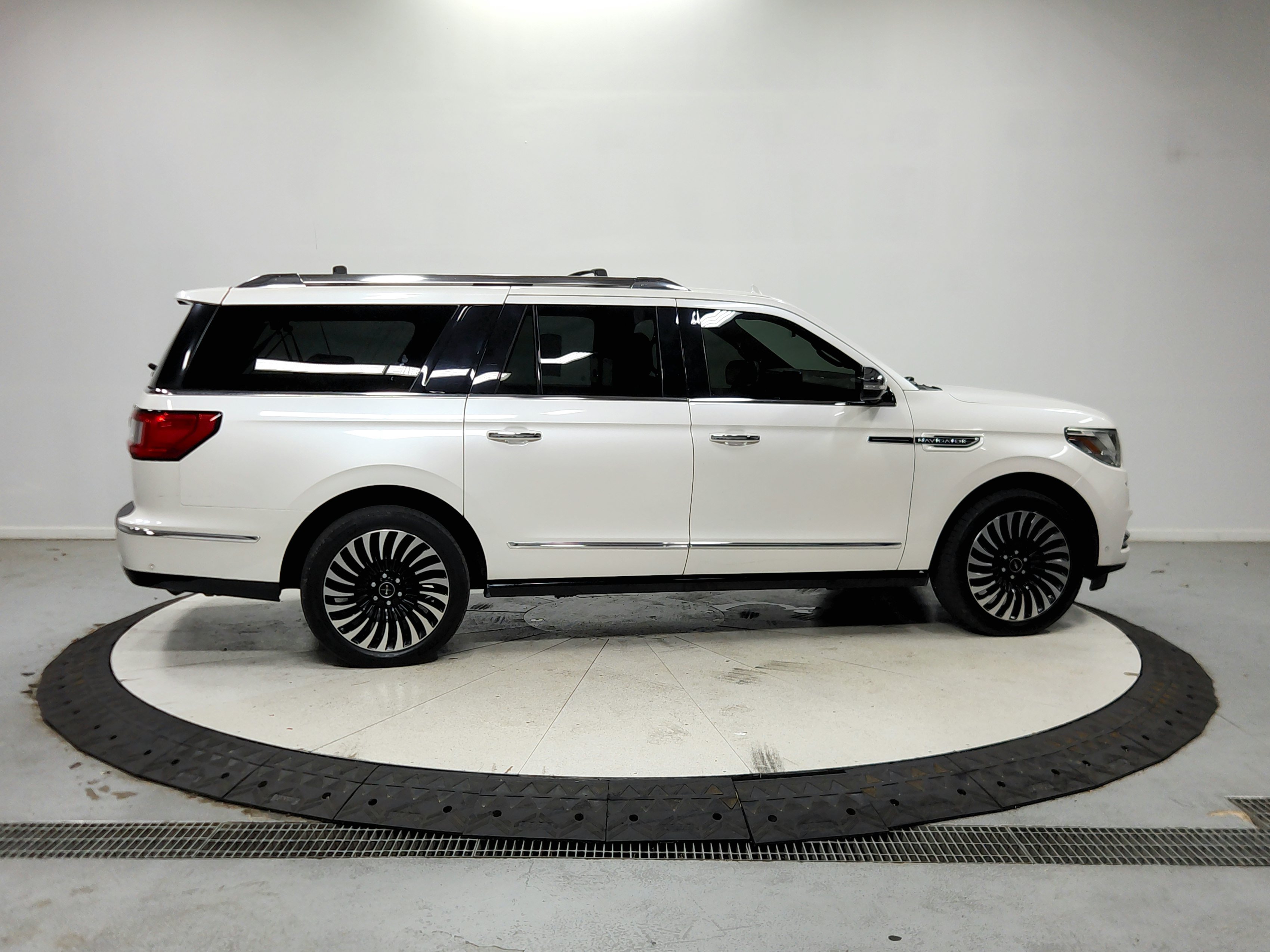 Used 2018 Lincoln Navigator L Black Label w/ Cargo Package AWD/4WD image 9