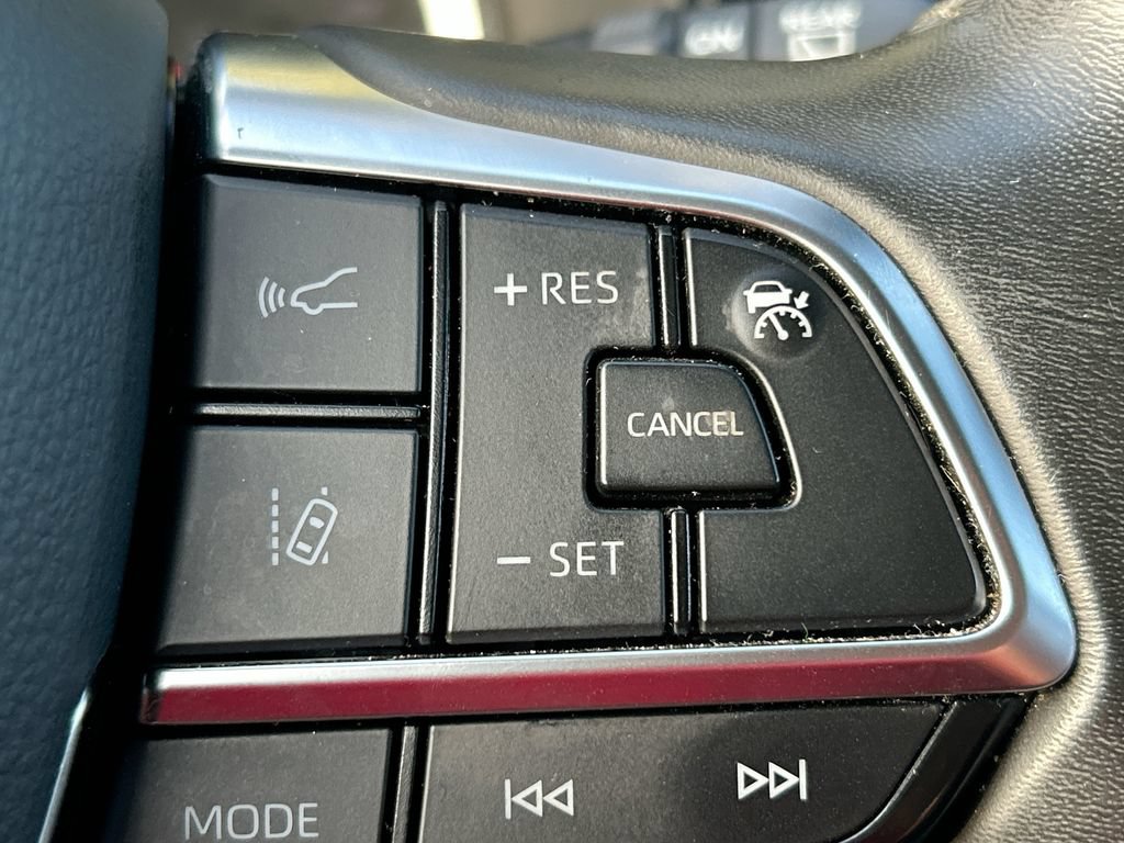 Used 2021 Toyota Highlander LE FWD image 17
