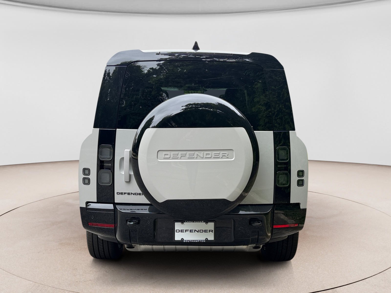 New 2026 Land Rover Defender 130 X-Dynamic SE AWD/4WD image 4