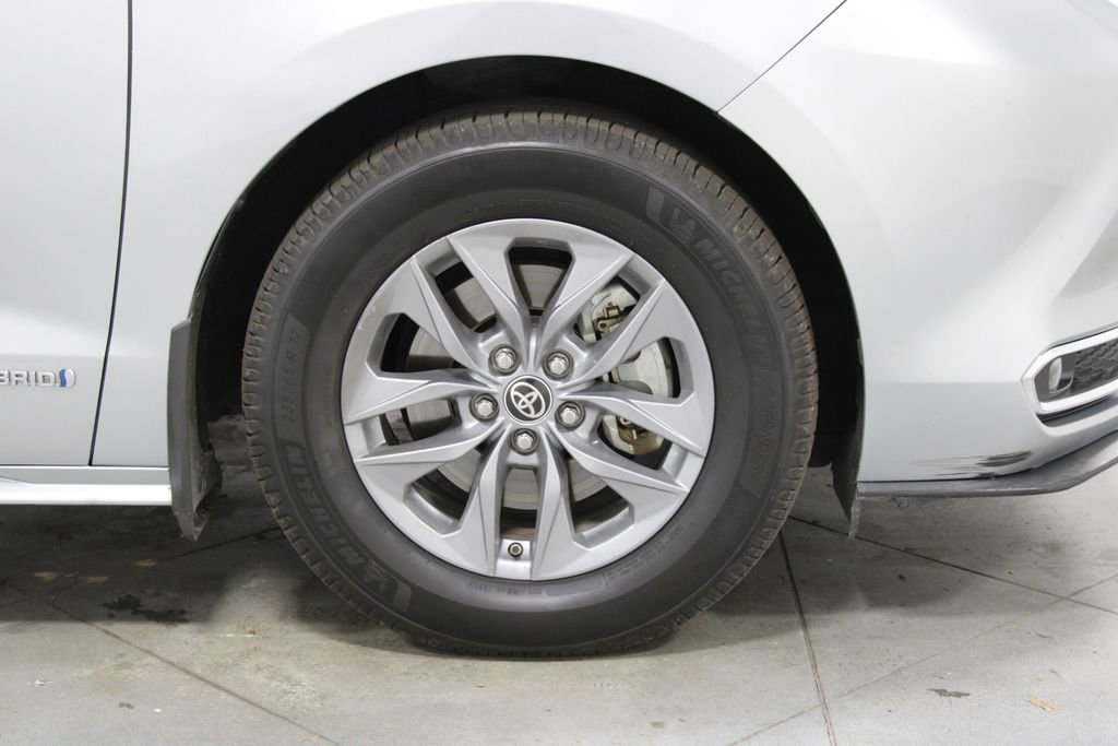 Used 2021 Toyota Sienna XLE image 12
