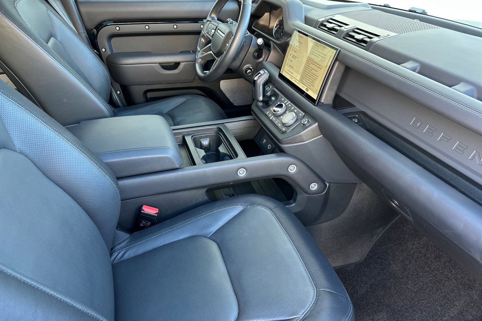 Used 2023 Land Rover Defender 130 X-Dynamic SE image 14