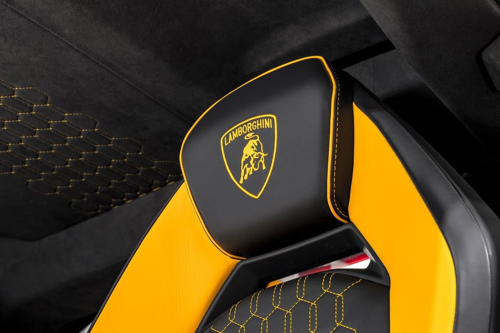 Used 2024 Lamborghini Revuelto image 20