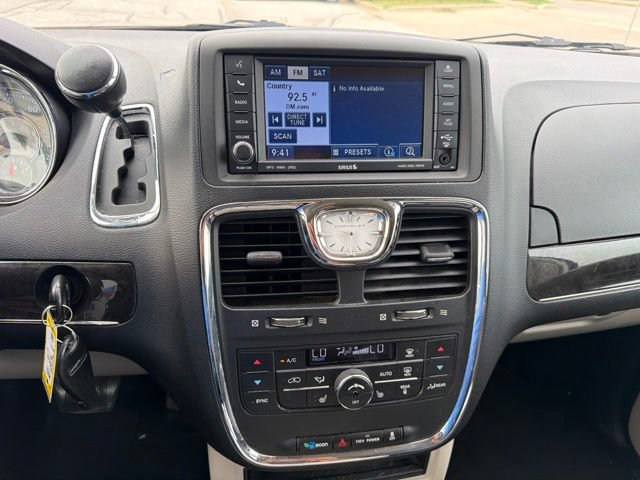 Used 2011 Chrysler Town & Country Touring-L FWD image 20