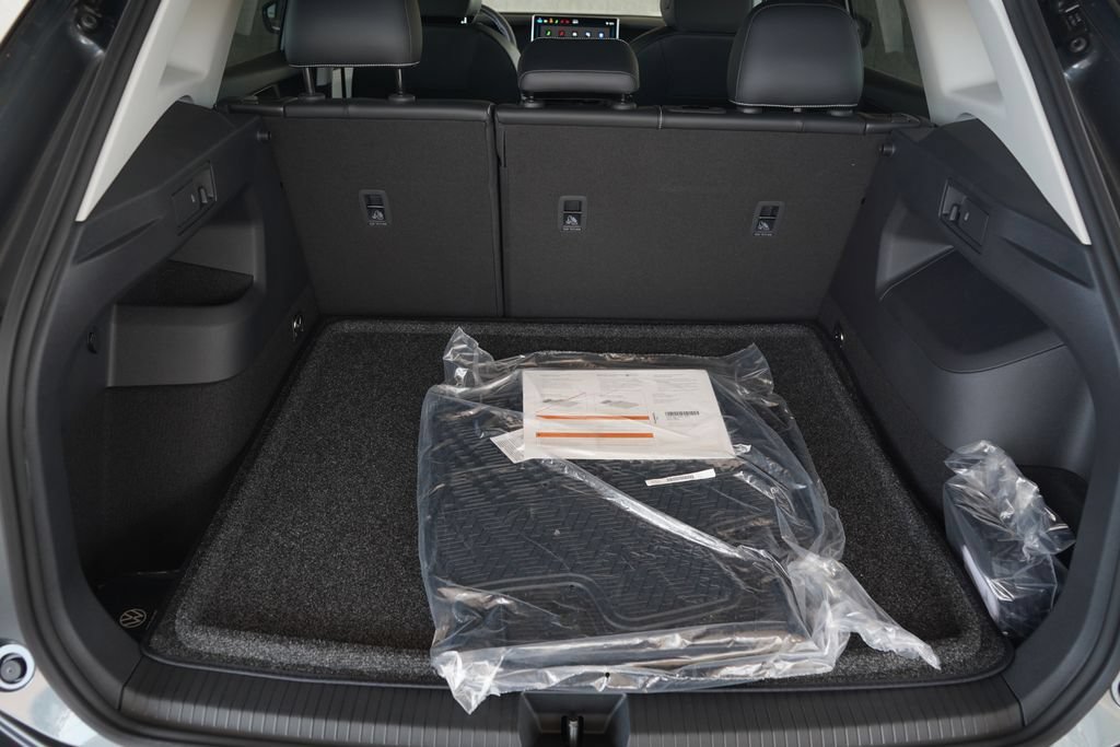New 2026 Volkswagen Tiguan SE FWD image 13