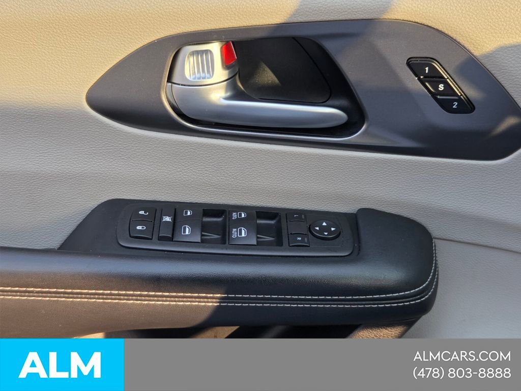 Used 2024 Chrysler Pacifica Select image 24