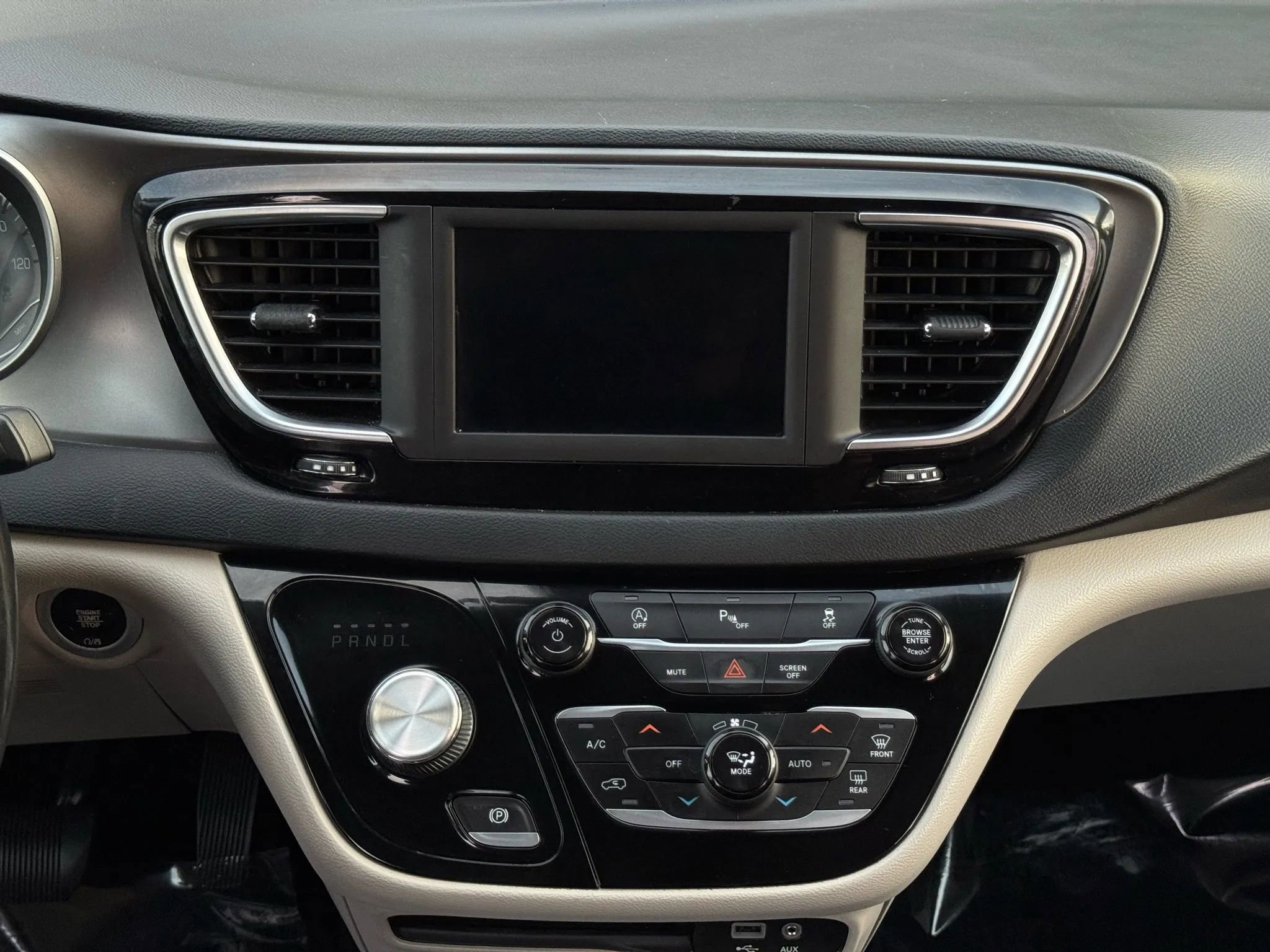 Used 2020 Chrysler Pacifica Touring-L image 39