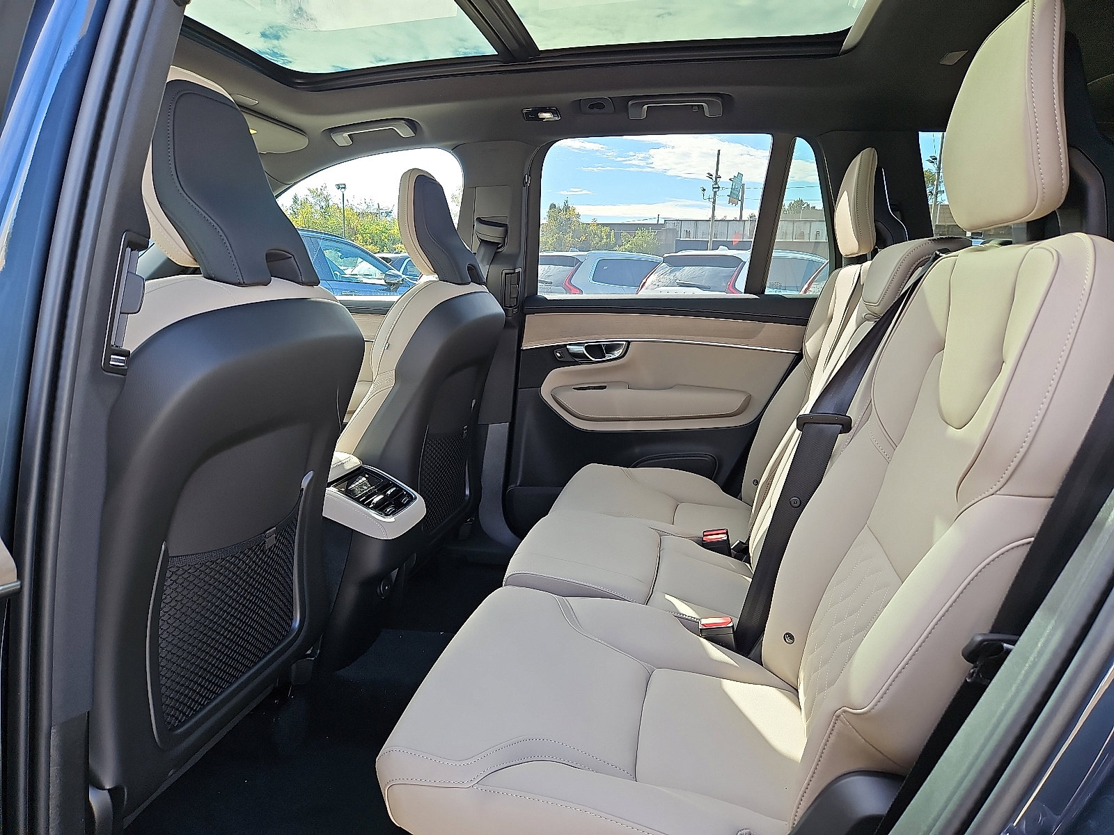 New 2026 Volvo XC90 B6 Plus w/ Protection Package Premier image 8