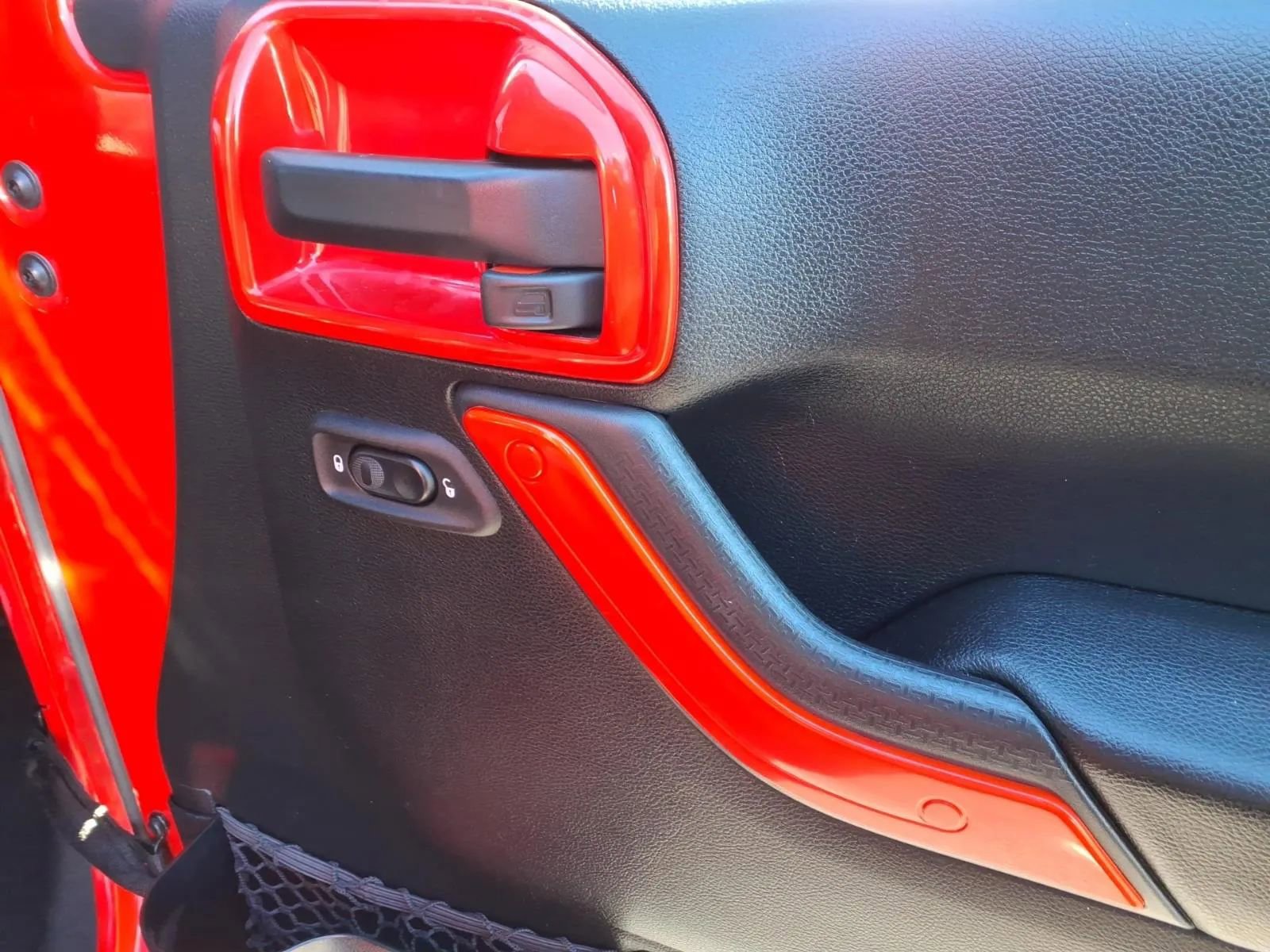 Used 2016 Jeep Wrangler Unlimited Sahara w/ Connectivity Group image 9