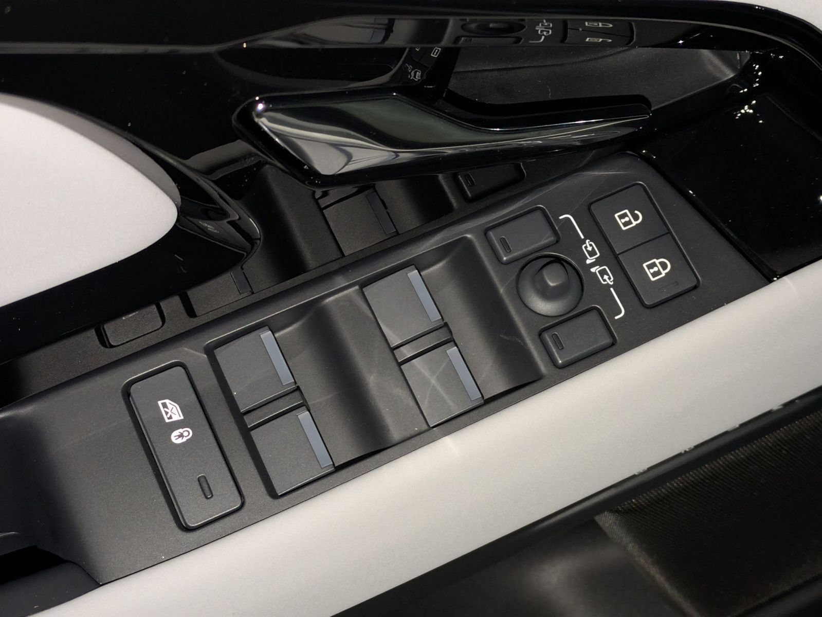 New 2026 Land Rover Range Rover Evoque S AWD/4WD image 12