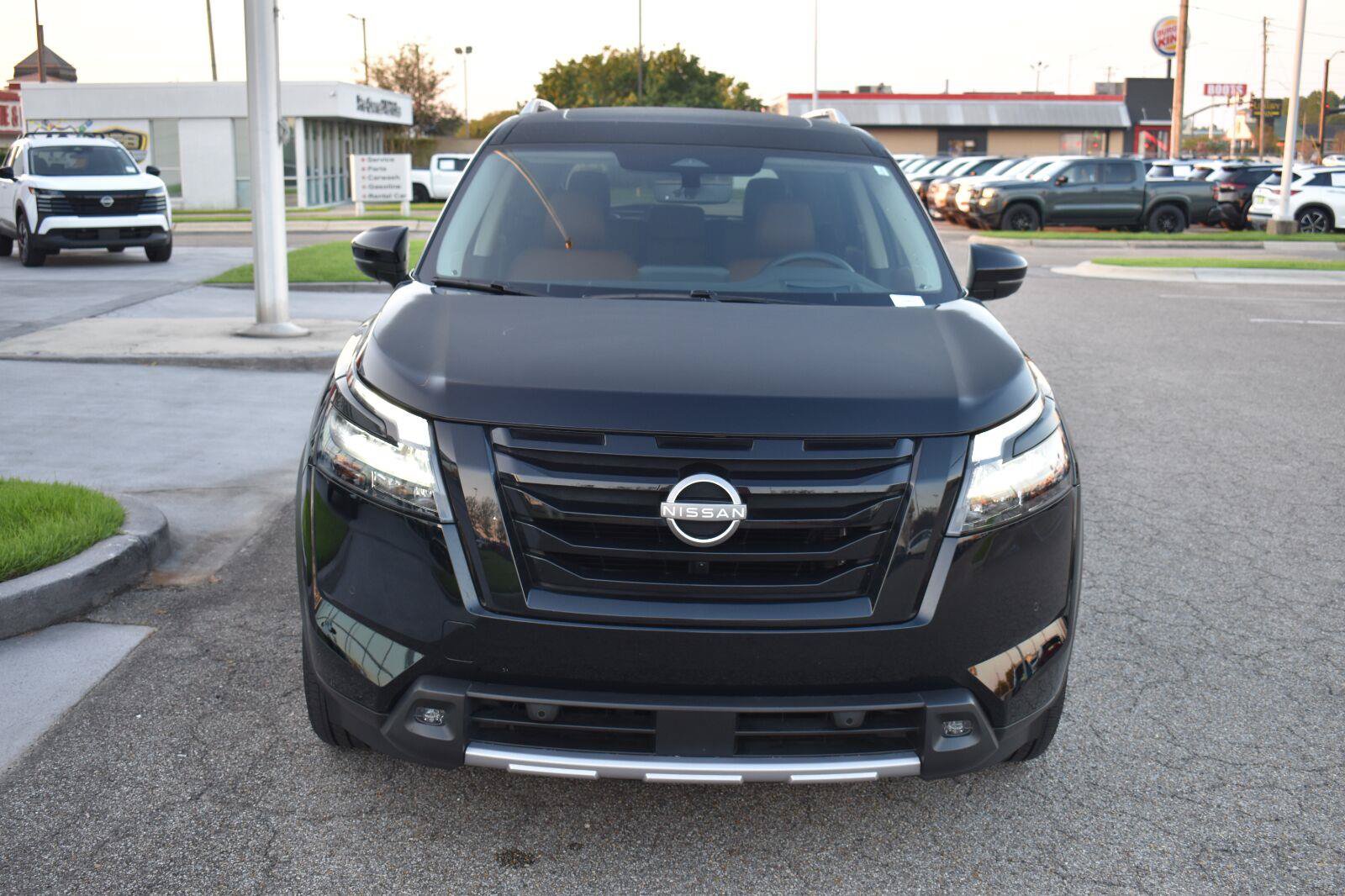 Used 2025 Nissan Pathfinder Platinum w/ Black Appearance Package FWD image 21