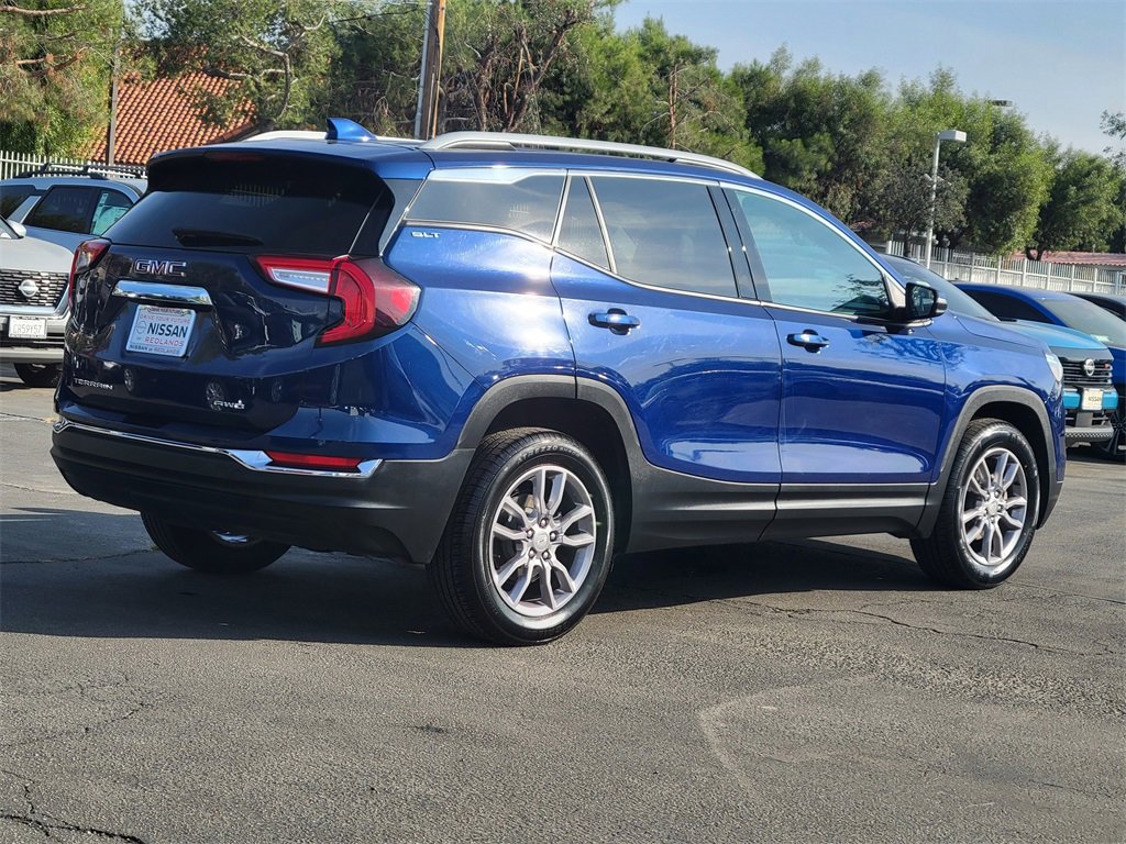 Used 2023 GMC Terrain SLT image 2