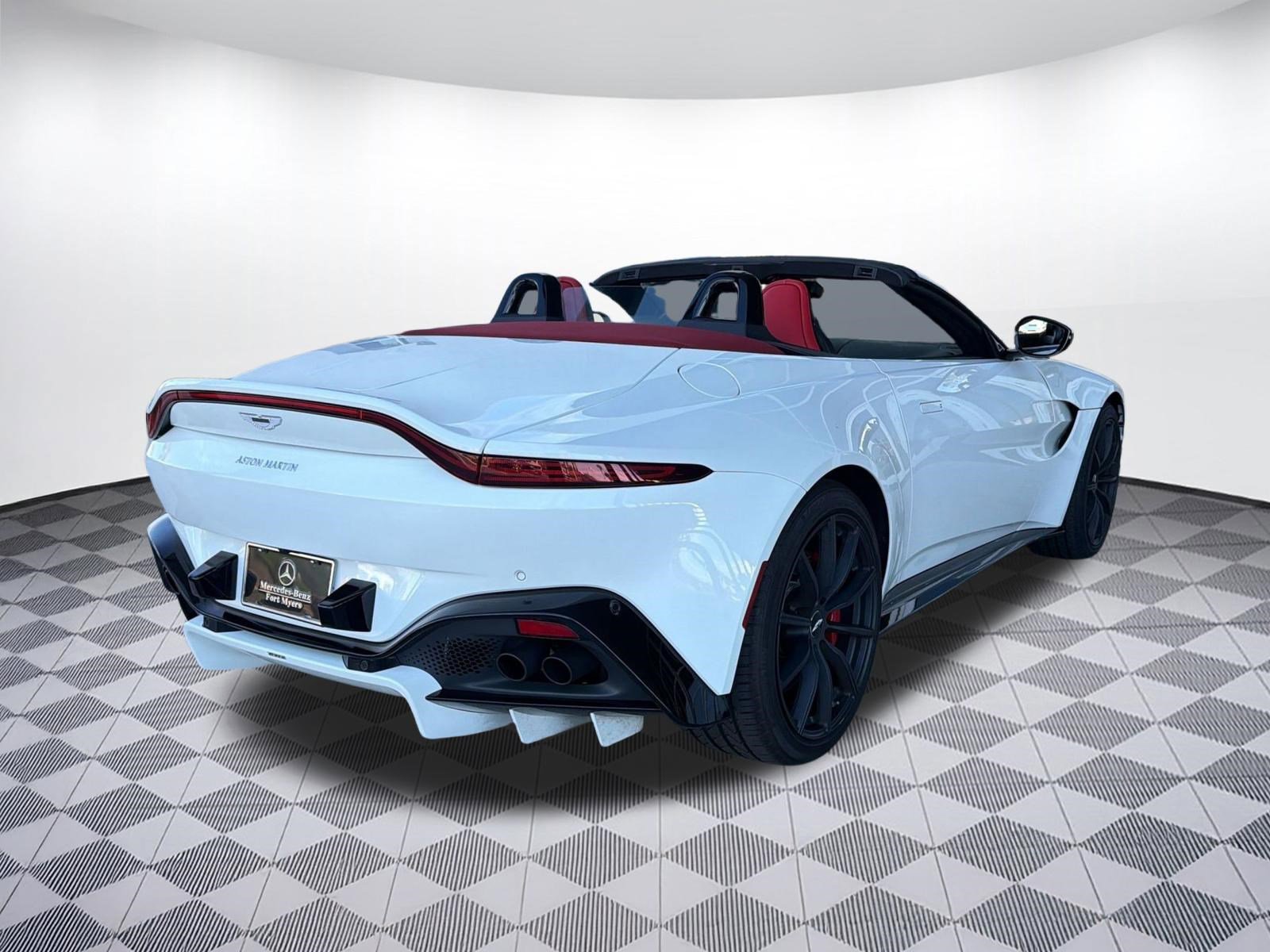 Used 2021 Aston Martin V8 Vantage Roadster RWD image 9