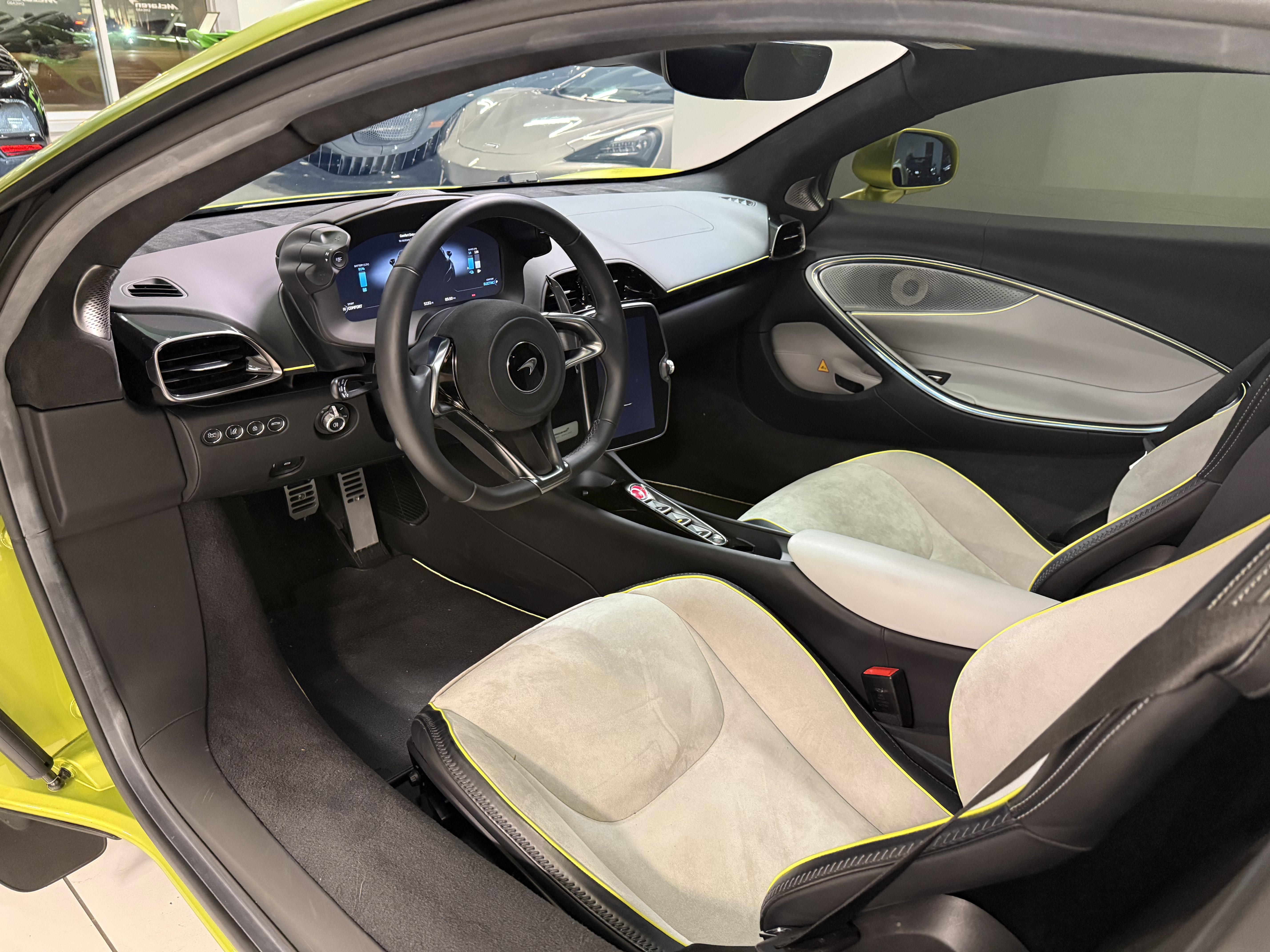 Used 2023 McLaren Artura image 16