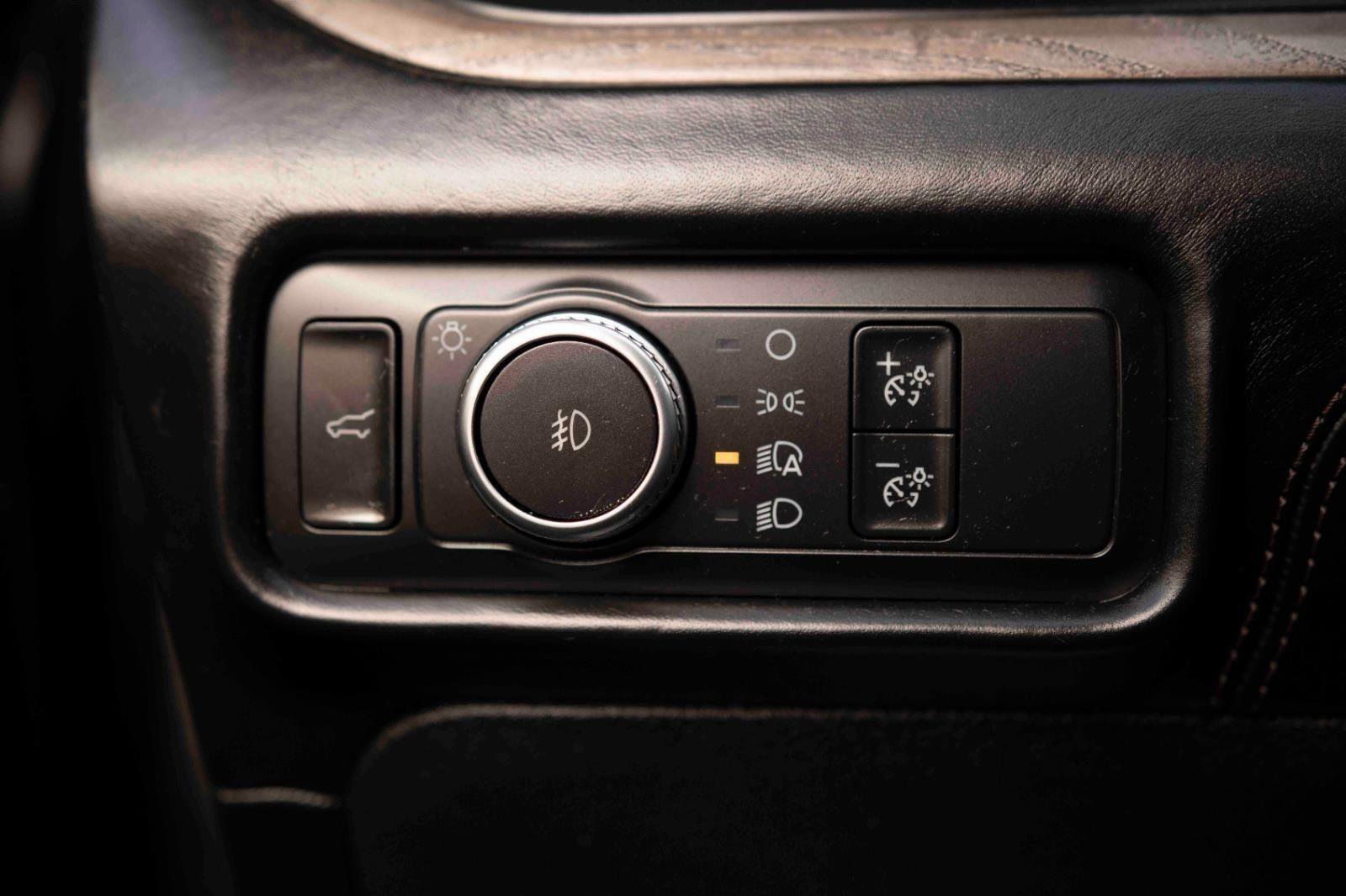 Used 2020 Ford Explorer Platinum w/ Premium Technology Package image 16