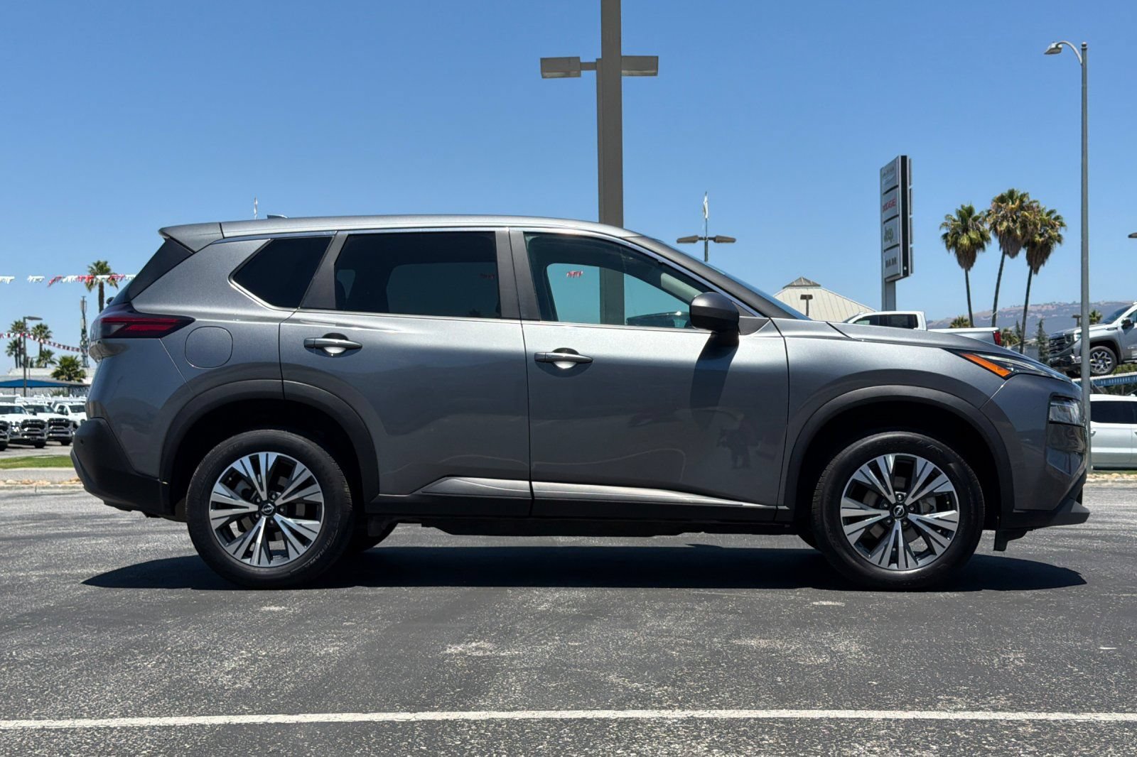 Used 2023 Nissan Rogue SV FWD image 3