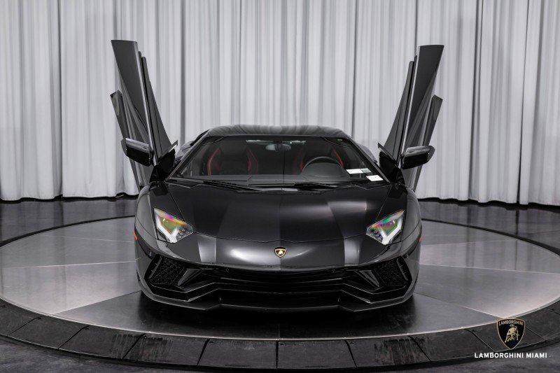 Used 2018 Lamborghini Aventador S image 9