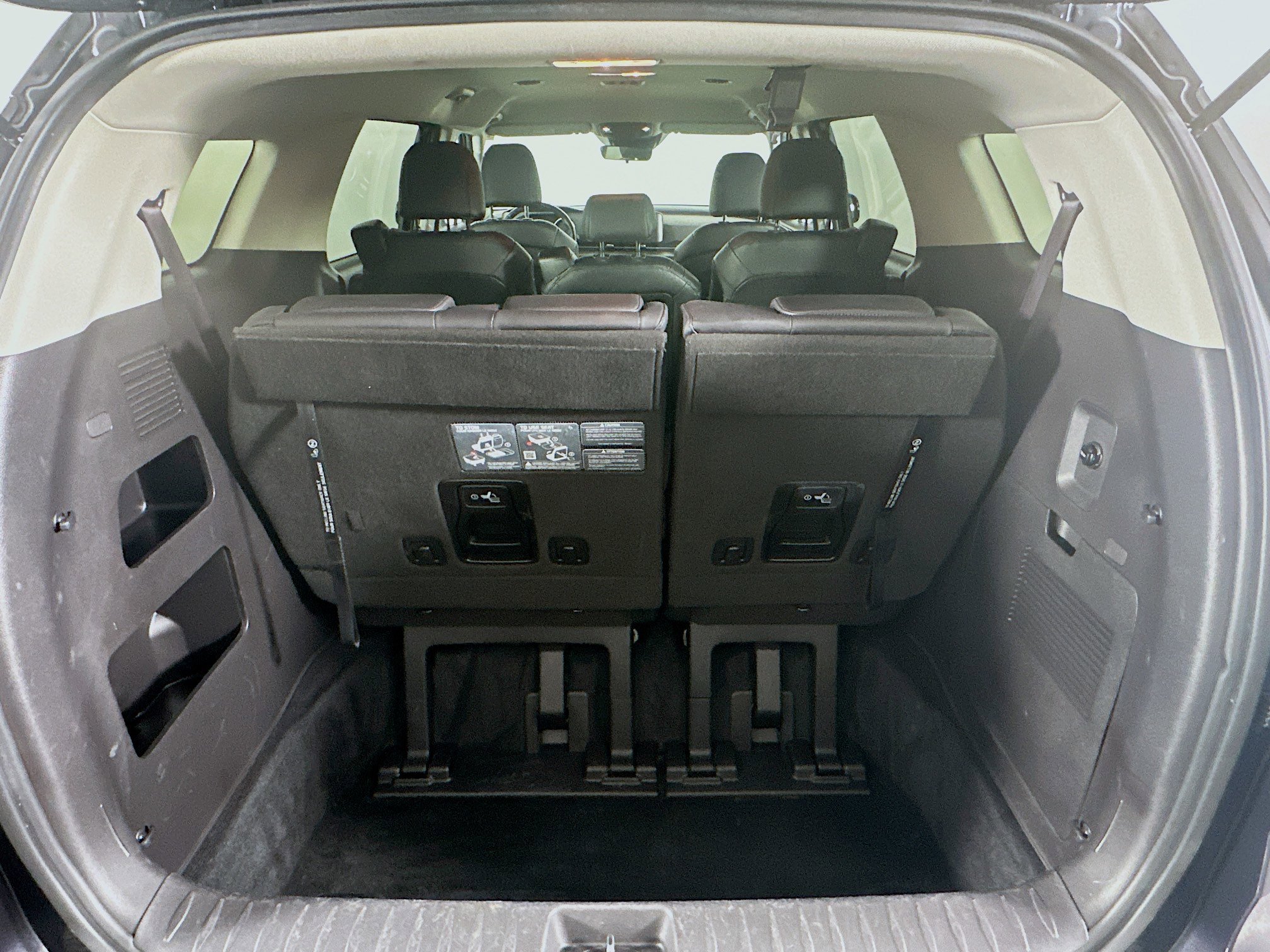 Used 2024 Kia Carnival LX image 29