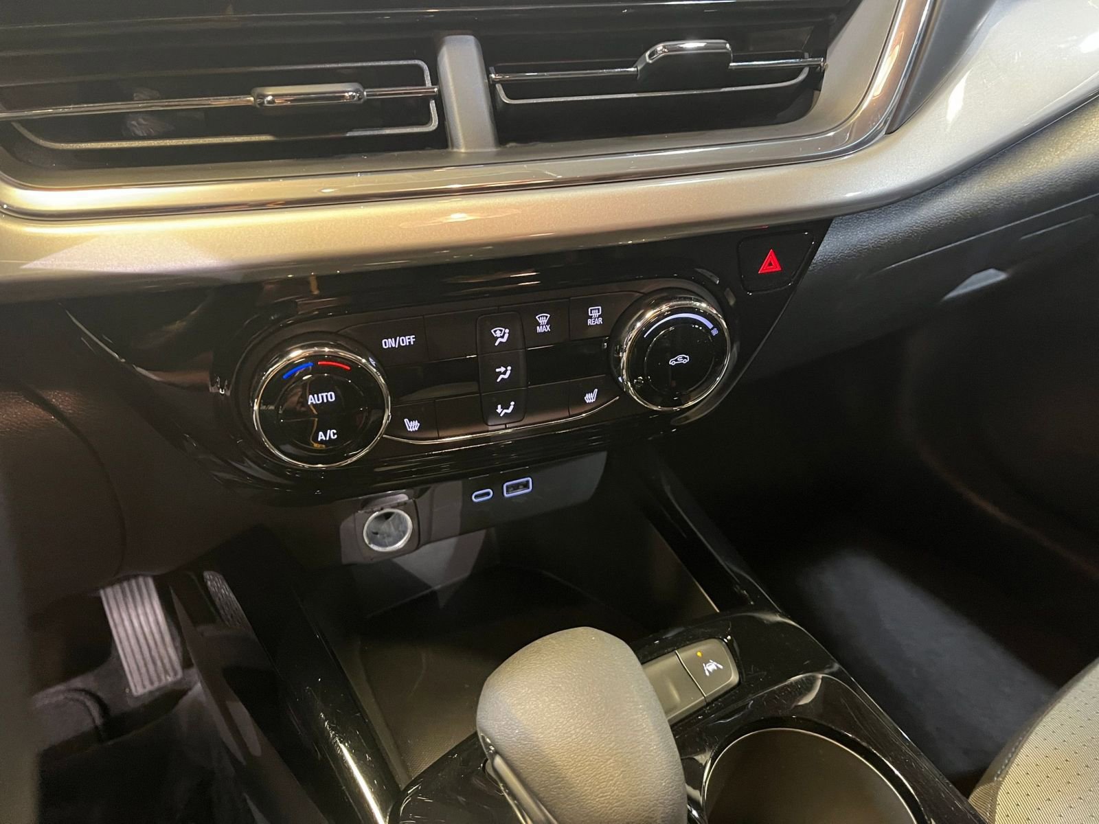 Used 2025 Chevrolet Trax LT w/ LT Convenience Package image 18