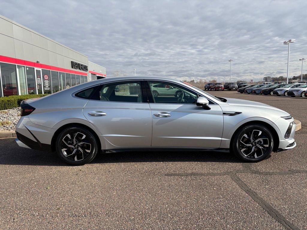 Used 2025 Hyundai Sonata SEL FWD image 2