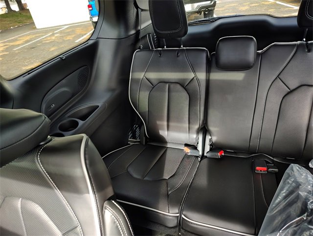 New 2026 Chrysler Pacifica Limited w/ Uconnect Theater Family Group image 33