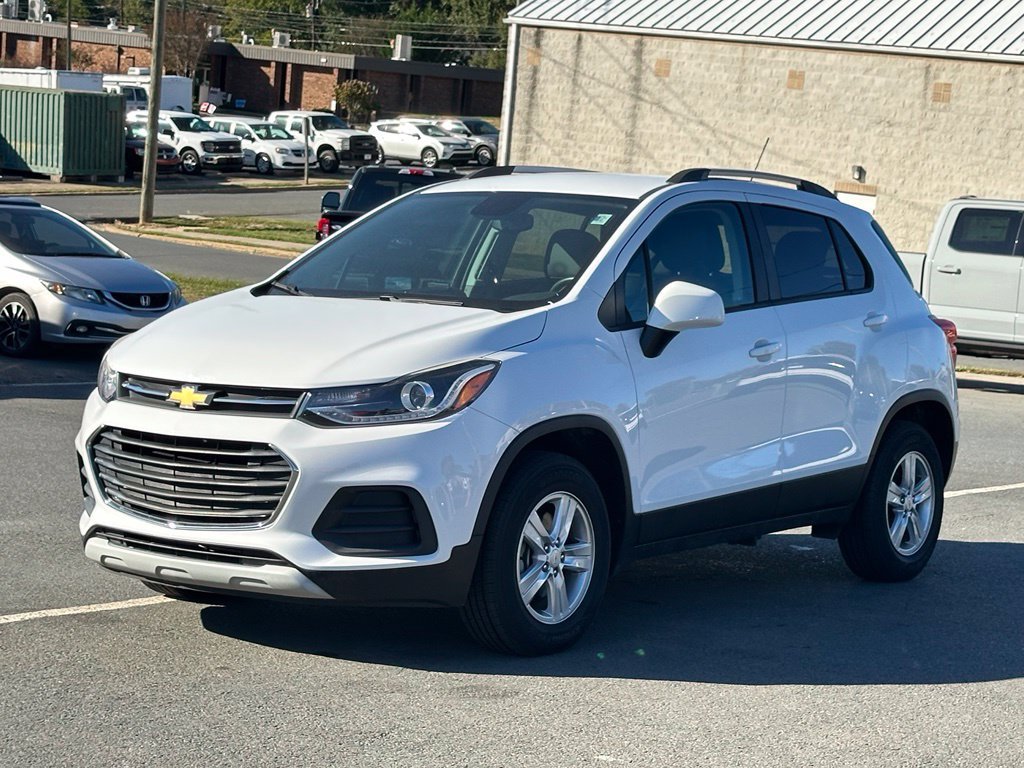 Used 2022 Chevrolet Trax LT w/ LT Convenience Package AWD/4WD image 3