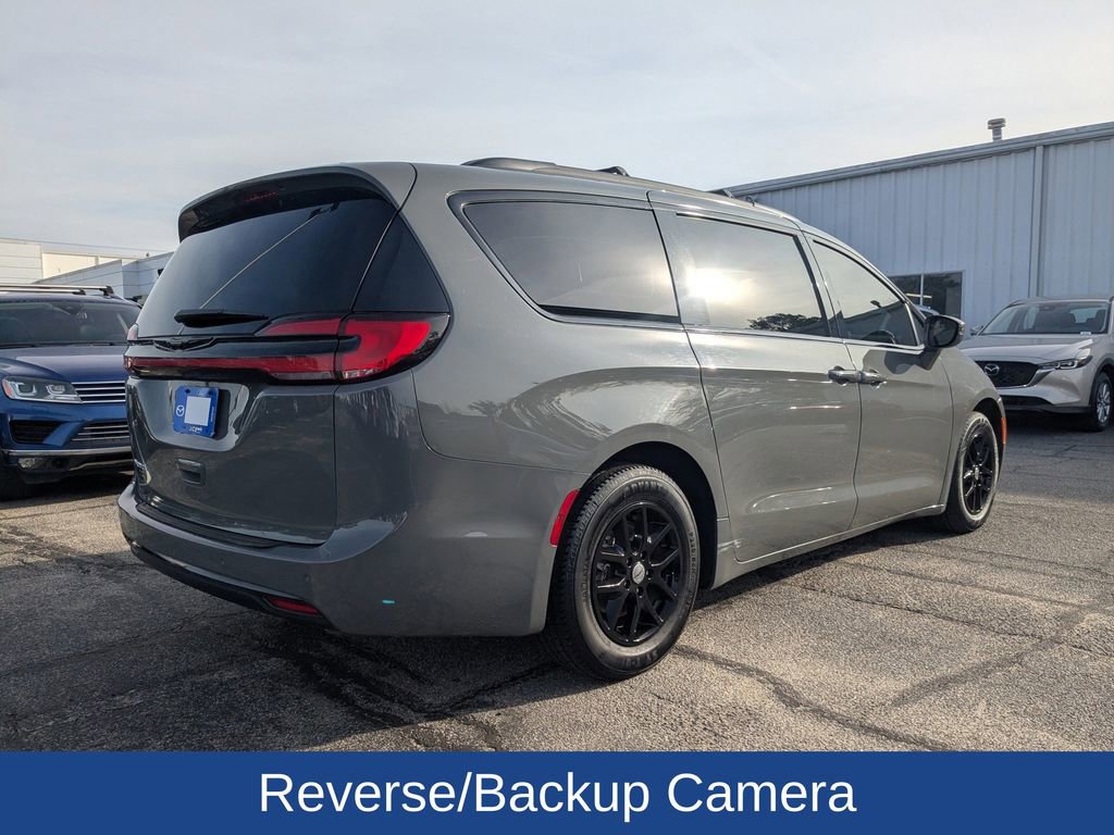 Used 2022 Chrysler Pacifica Touring-L image 4