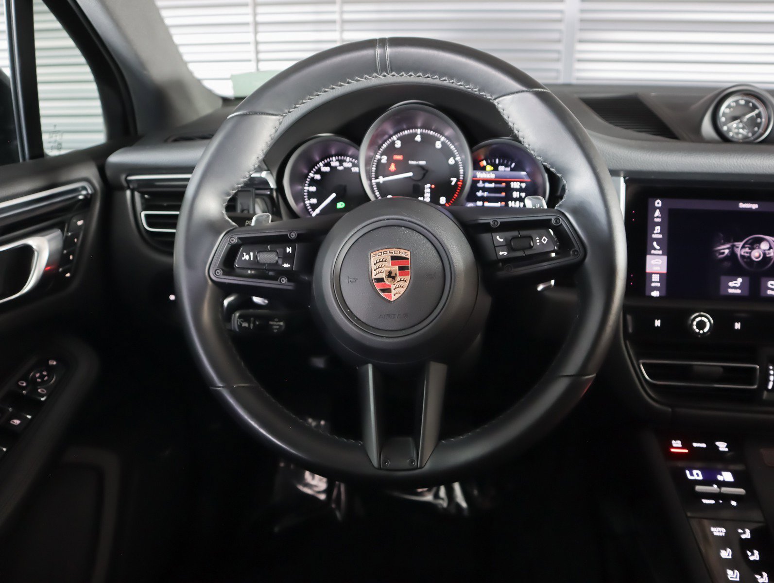 Certified 2024 Porsche Macan AWD/4WD image 14