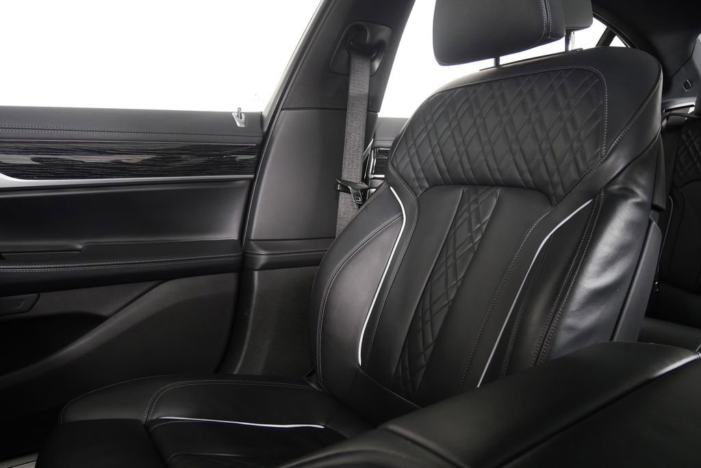 Used 2022 BMW 740i xDrive w/ M Sport Package image 28