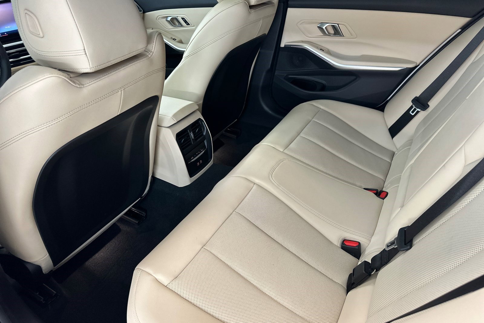 Certified 2024 BMW 330i Sedan w/ Convenience Package image 15