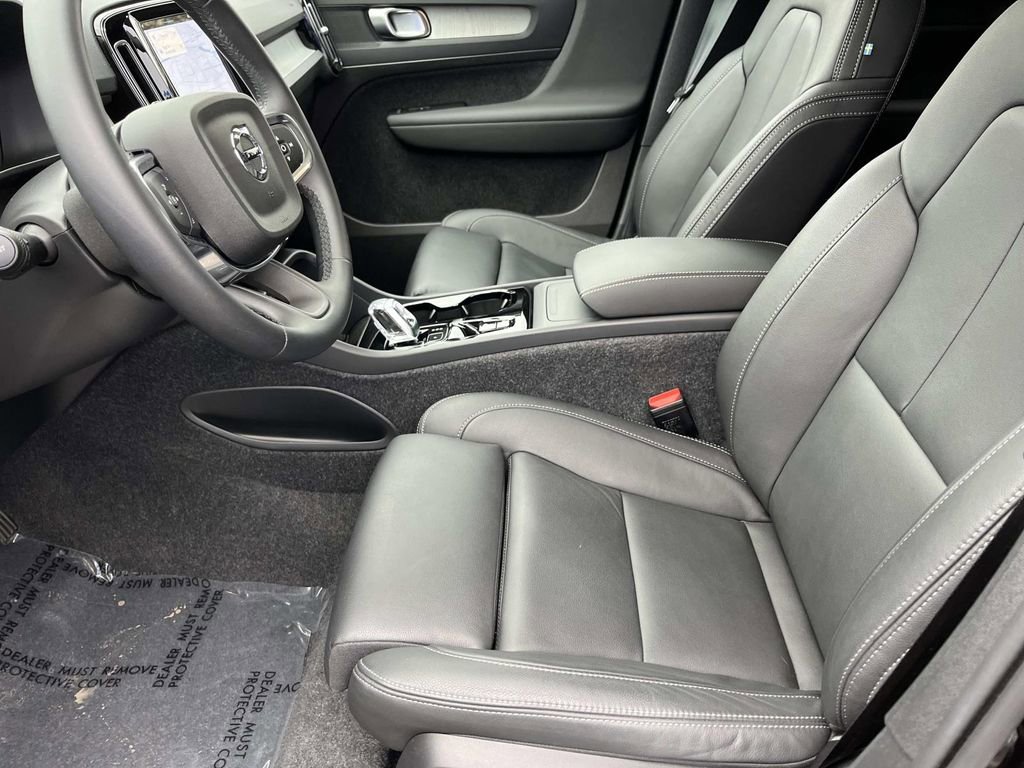 Used 2025 Volvo XC40 B5 Plus w/ Protection Package Premier image 28