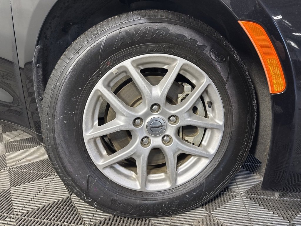 Used 2024 Chrysler Pacifica Touring-L image 12