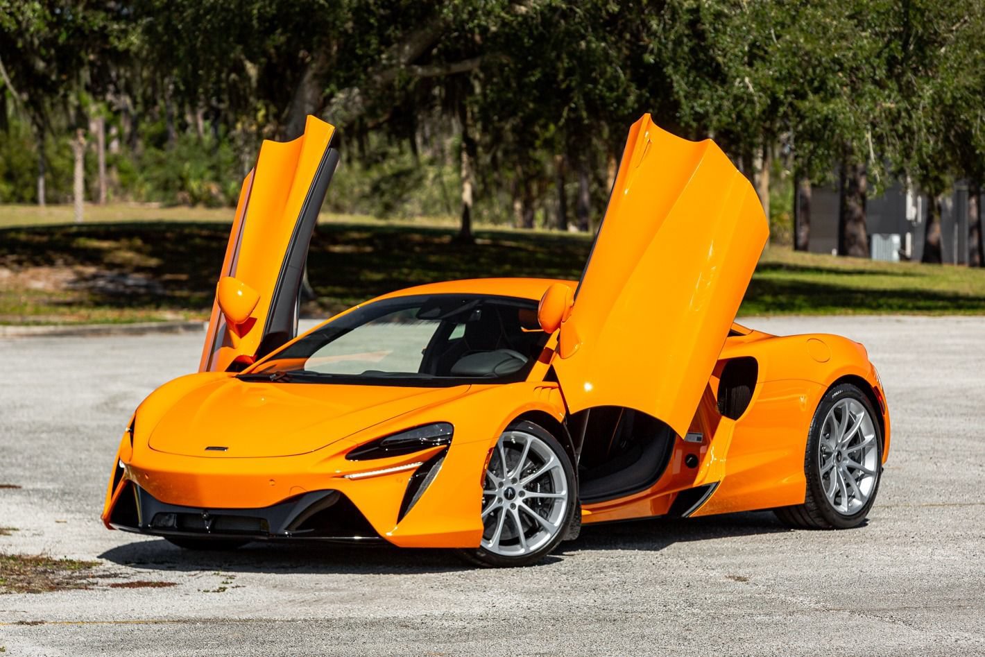Used 2024 McLaren Artura RWD image 1