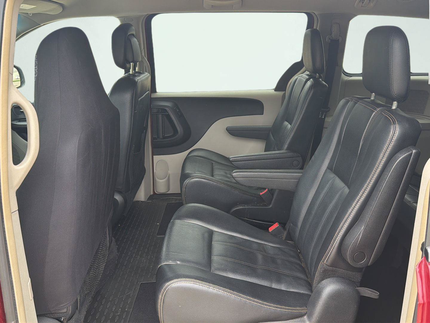Used 2014 Chrysler Town & Country Touring FWD image 3