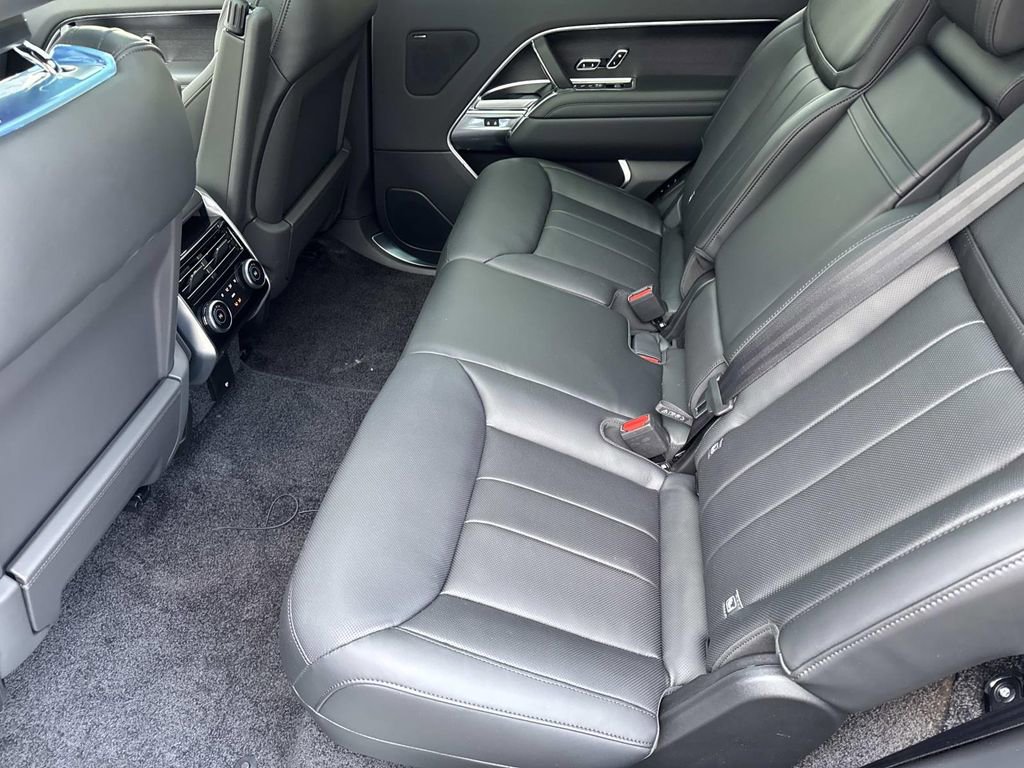 New 2026 Land Rover Range Rover Long Wheelbase SE AWD/4WD image 17
