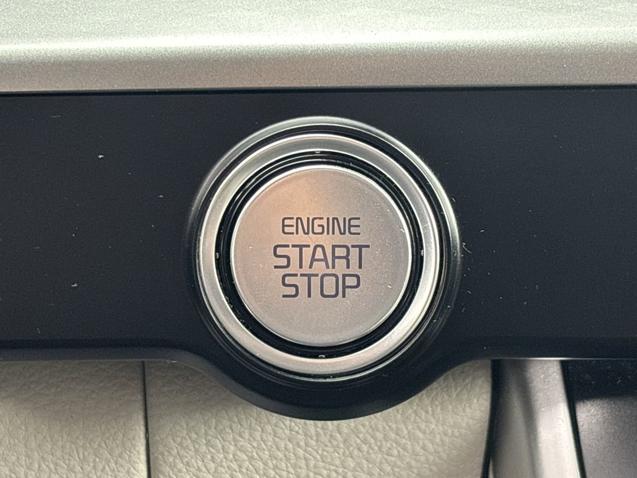 Used 2024 Kia Carnival LX image 30