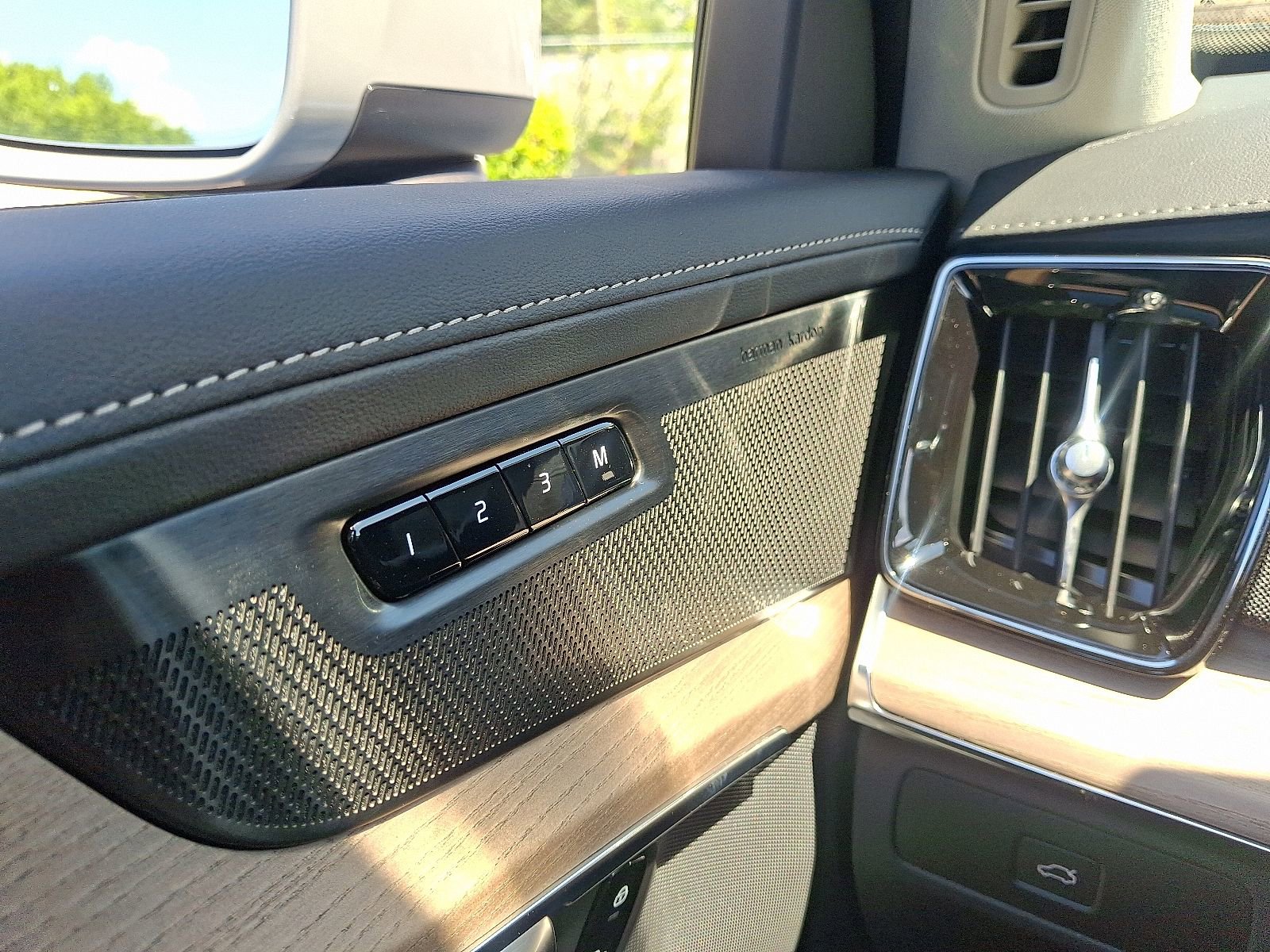 New 2026 Volvo XC90 B6 Plus w/ Protection Package Premier image 20