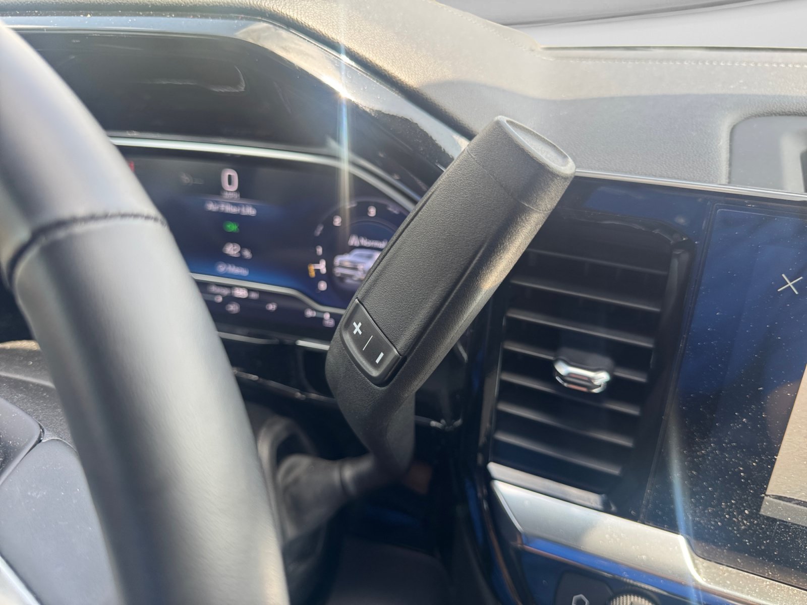 Used 2024 Chevrolet Silverado 1500 LT RWD image 17
