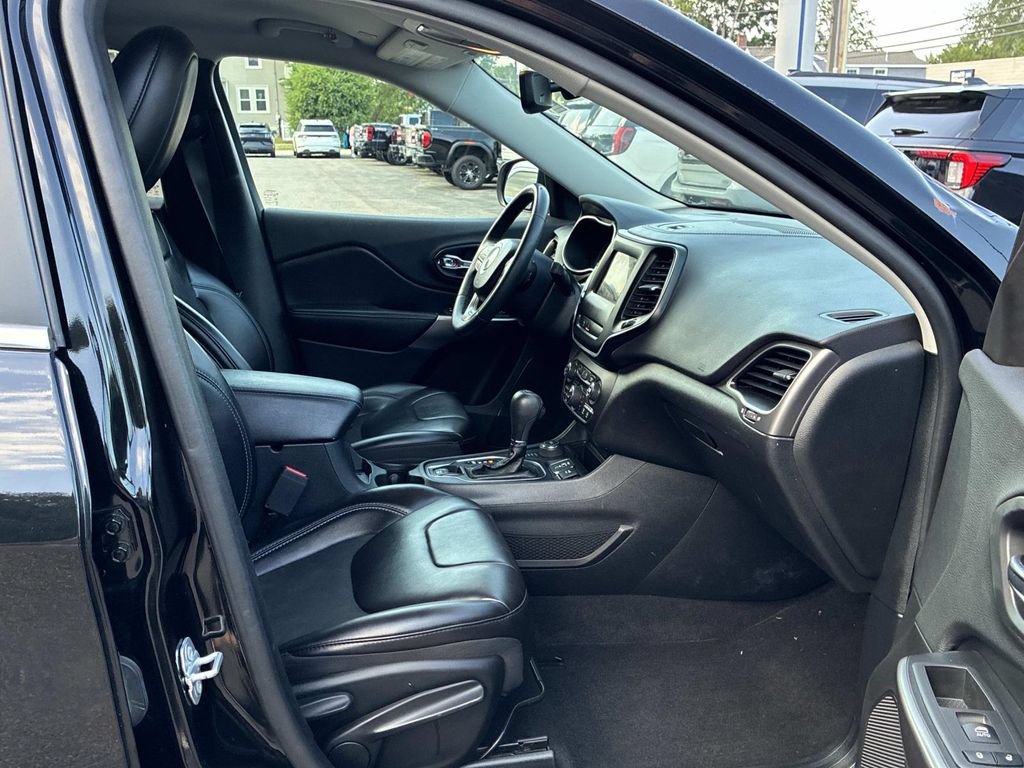 Used 2019 Jeep Cherokee Latitude Plus w/ Comfort/Convenience Group AWD/4WD image 9