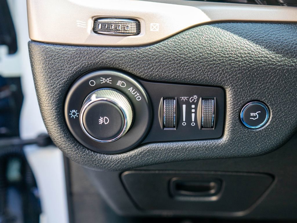 Used 2018 Jeep Cherokee Limited w/ Luxury Group image 17