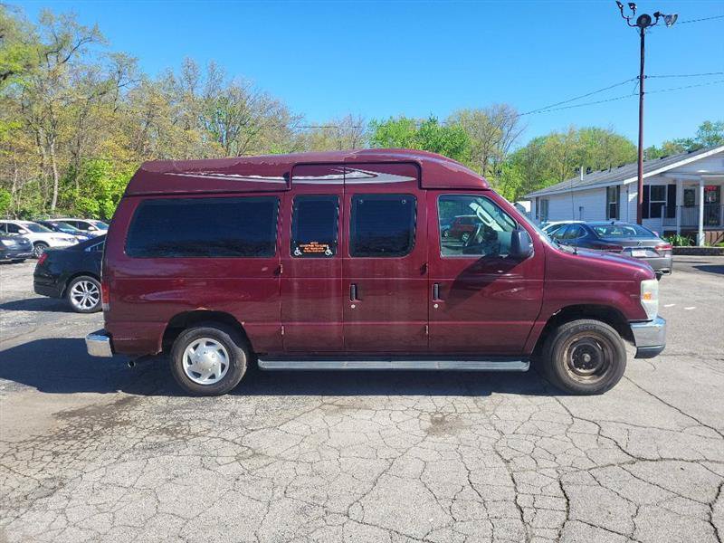 Used 2008 Ford E-150 and Econoline 150 Wagon RWD image 2